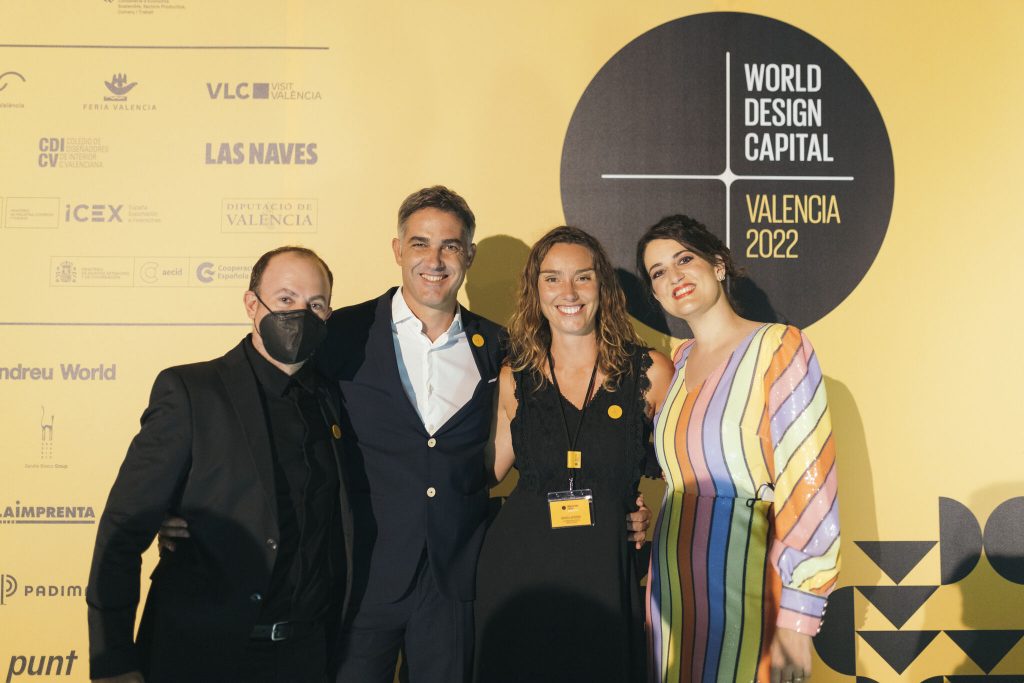Sara de la Mora và các cộng sự trên sân khấu World Design Capital Valencia 2022.
